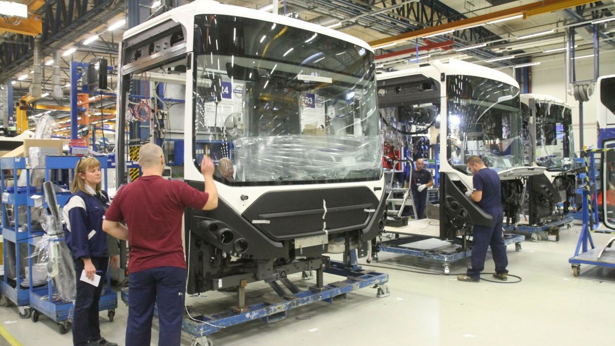 Wroc?awska fabryka autobus�w Volvo
26.09.2017 WROCLAW  GAZETA WROCLAWSKA  WROCLAW, FABRYKA AUTOBUSOW VOLVO, WROCLAW CHCE ZAKUPIC 50 ELEKTRYCZNYCH AUTOBUSOW. WIZYTA TADEUSZA KOSCINSKIEGO -WICEMINISTRA ROZWOJU W FABRYCE   JAROSLAW JAKUBCZAK / POLSKA PRESS  VOLVO AUTOBUS MIASTO  HYBRYDA ELEKTRYCZNY LINIA PRODUKCYJNA WIZYTA MINISTER PANTOGRAFOWA STACJA LADOWANIA AKUMULATOROW
JAROSLAW JAKUBCZAK / POLSKA PRESS