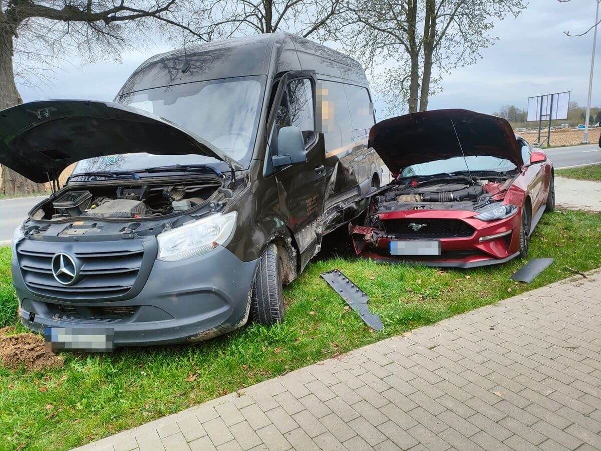 Pojazd kurierski zderzył się z Mustangiem