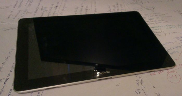 Banan znęca się nad tabletem Huawei MediaPad 10 FHD