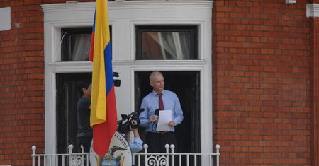 Julian Assange wciąż bez Internetu. Odpowiedzialność wzięły władze Ekwadoru