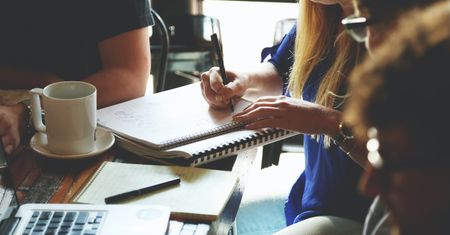 Wykładowca zabronił używać taniego obiektywu. Ba, chce sprzedawać zdjęcia studentów [OPINIA]