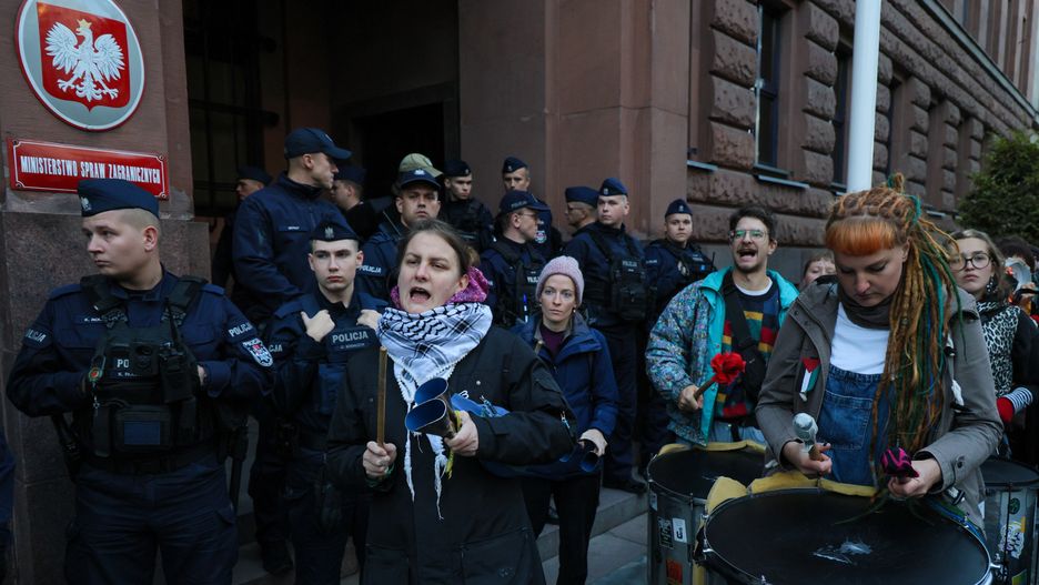 Warszawa, 02.10.2025. Manifestacja propalestyńska przed siedzibą MSZ w Warszawie, 2 bm. Izrael ogłosił 2 bm. przechwycenie kilkudziesięciu zmierzających do Strefy Gazy łodzi Globalnej Flotylli Sumud (GSF). Flotylla Sumud to międzynarodowa inicjatywa z pomocą dla Strefy Gazy. Na pokładzie jednostek wchodzących w jej skład znajdują się przedstawiciele ponad 40 krajów, w tym również Polacy, wśród nich poseł na Sejm RP Franciszek Sterczewski. (mr) PAP/Paweł Supernak