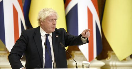 Johnson uderza w Carlsona. "Pionek tyrana, dyktafon dyktatora"