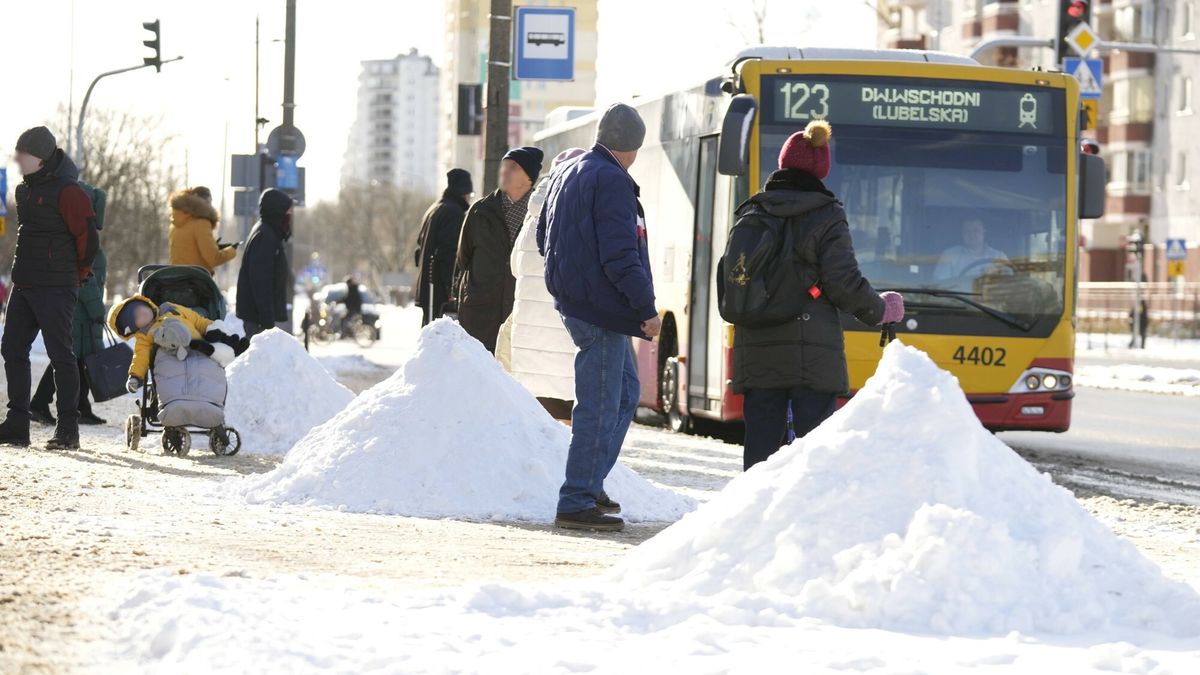 Spóźnienie do pracy przez śnieg. Jakie prawa ma pracownik?