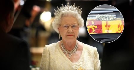 Na trumnie królowej Elżbiety II położono jeden wieniec. Znaczenie kwiatów jest symboliczne