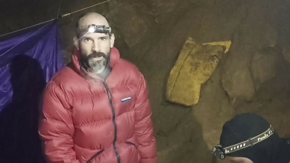 Archiwum zagraniczne East News 2023-09
In this screen grab from video, American caver Mark Dickey, 40, talks to camera next to a colleague inside the Morca cave near Anamur, southern Turkey, Thursday, Sept. 7, 2023. Turkish and international cave rescue experts are working to save an American speleologist trapped at a depth of more than 1,000 meters (3,280 feet) in a cave in southern Turkey after he became ill. (Turkish Government Directorate of Communications via AP)
Turkish Government Directorate of Communications