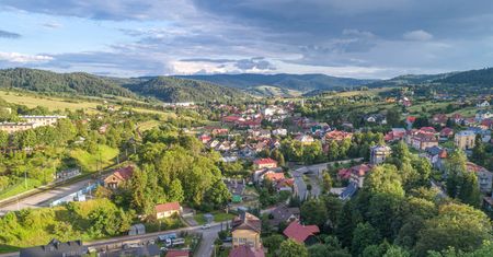 Krynica-Zdrój dla zmotoryzowanych. Jak dojechać, jakie wybrać zakwaterowanie i jakie miejsca w okolicy odwiedzić?