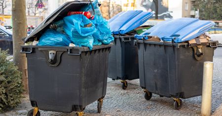 Przyłapani zapłacą 5000 zł. Nie wyrzucaj do zwykłego śmietnika