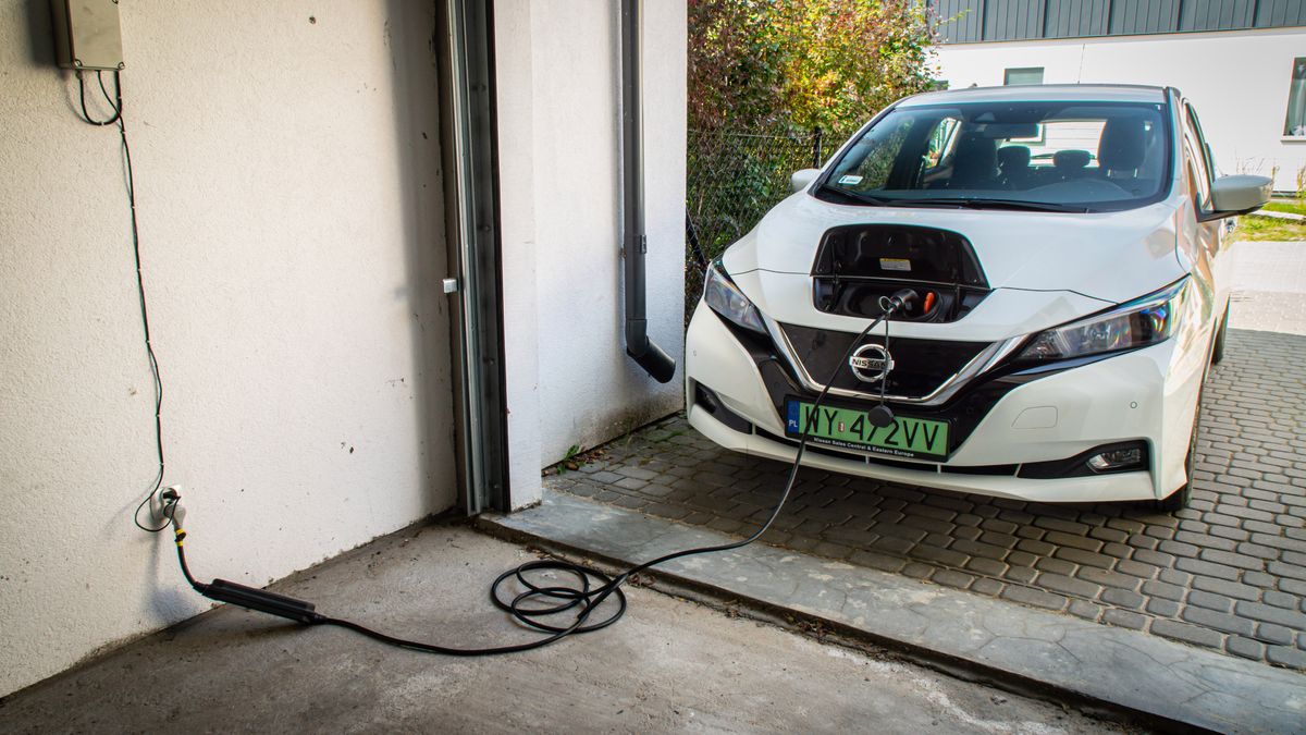 Ładowanie z gniazdka jest wygodne, ale wiąże się z pewnymi kompromisami