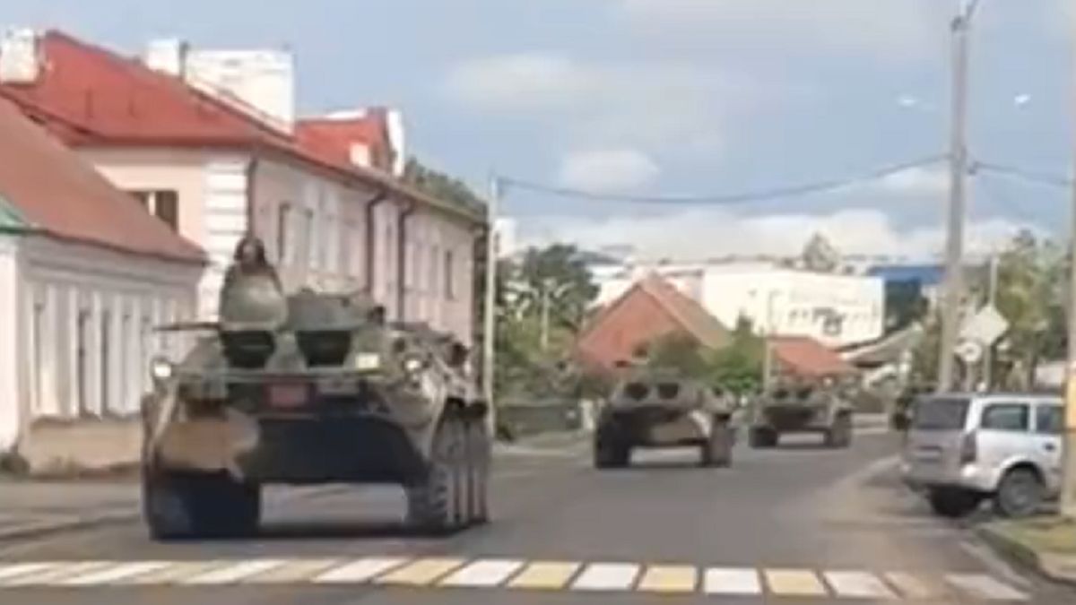 Białoruski sprzęt jedzie w stronę granicy z Ukrainą 