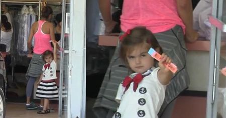 Córeczka Ambrosio tańczy przed paparazzi!