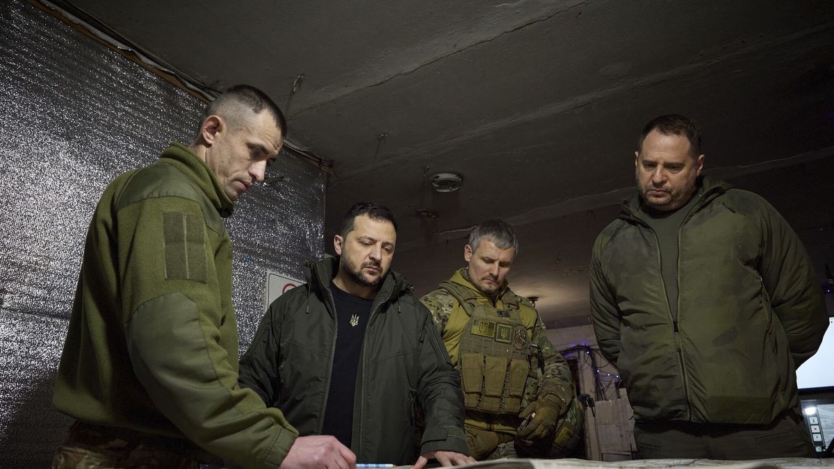 A handout picture made available by the Presidential Press Service shows Ukrainian President Volodymyr Zelensky speaking with commanders during his trip to the Donetsk region, Ukraine, 29 December 2023. President of Ukraine Volodymyr Zelenskyy visited the advanced checkpoint of the 110th Separate Mechanized Brigade named after General-Corporal Marko Bezruchko, staying in Avdiivka. EPA/PRESIDENTIAL PRESS SERVICE HANDOUT HANDOUT HANDOUT EDITORIAL USE ONLY/NO SALES HANDOUT EDITORIAL USE ONLY/NO SALES Dostawca: PAP/EPA.