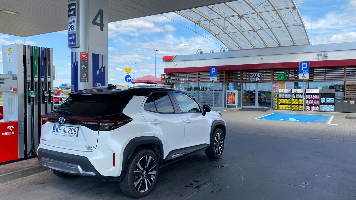 Wreszcie można zatankować taniej, ale ceny są wciąż o 2 zł/l wyższe niż te, do których byliśmy przyzwyczajeni przed falą podwyżek