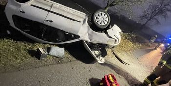 Dachowanie pod Włocławkiem o świcie. Mężczyzna zabrany do szpitala