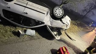 Dachowanie pod Włocławkiem o świcie. Mężczyzna zabrany do szpitala