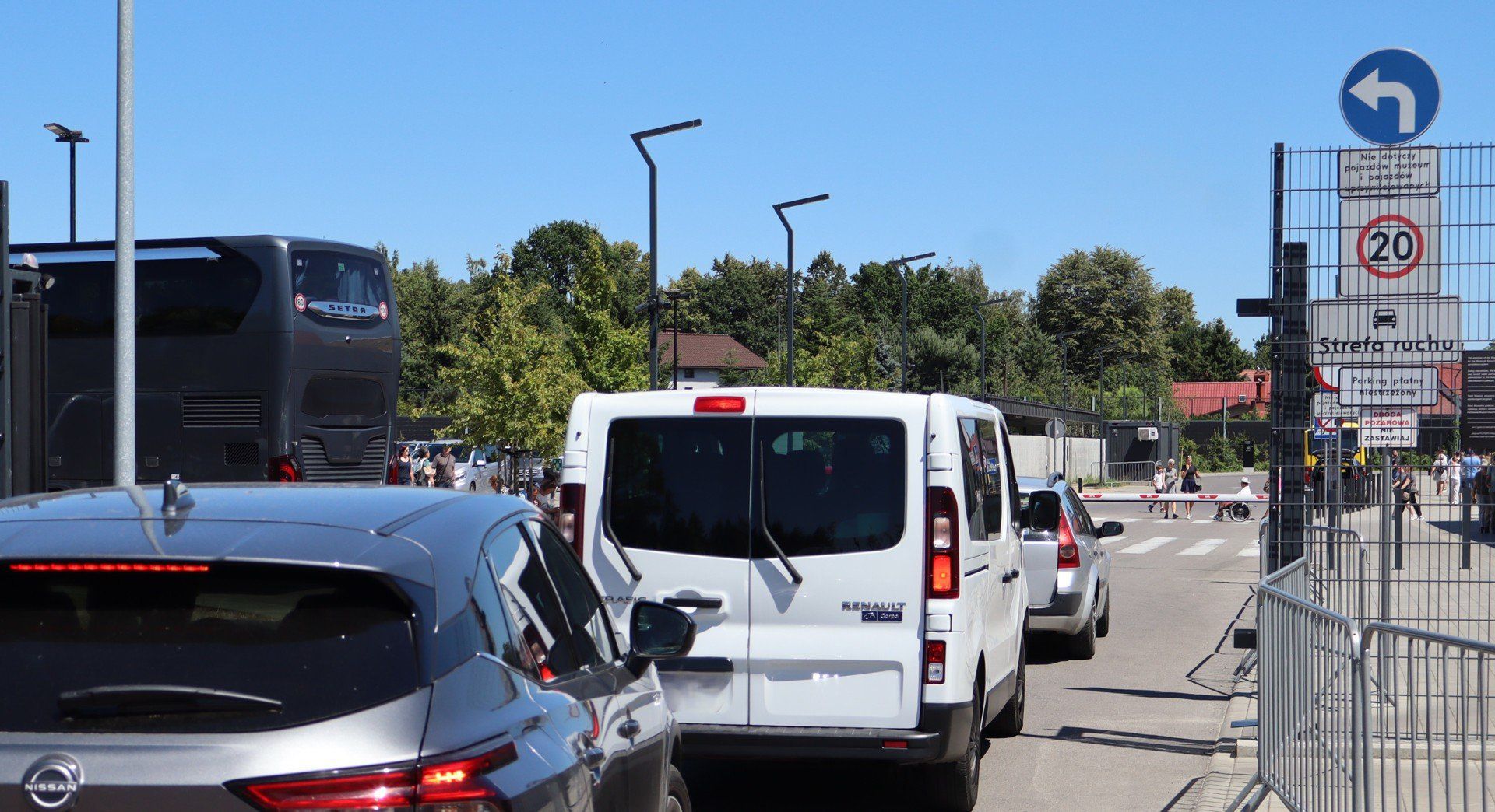 Od wczesnych godzinnych porannych zapełnia się parking samochodowy przy Muzeum Auschwitz