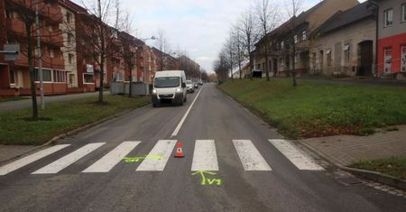 Potrącił dziewczynkę na przejściu. Wsadził ją do auta, odwiózł do szkoły i odjechał
