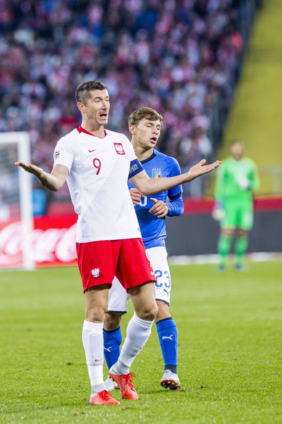 Robert Lewandowski pociesza kibiców po przegranej ze Szwedami