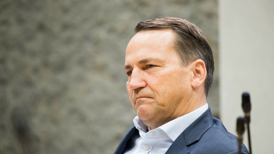 "PiS otwiera nową wojnę". Sikorski ostro o "lex TVN" 