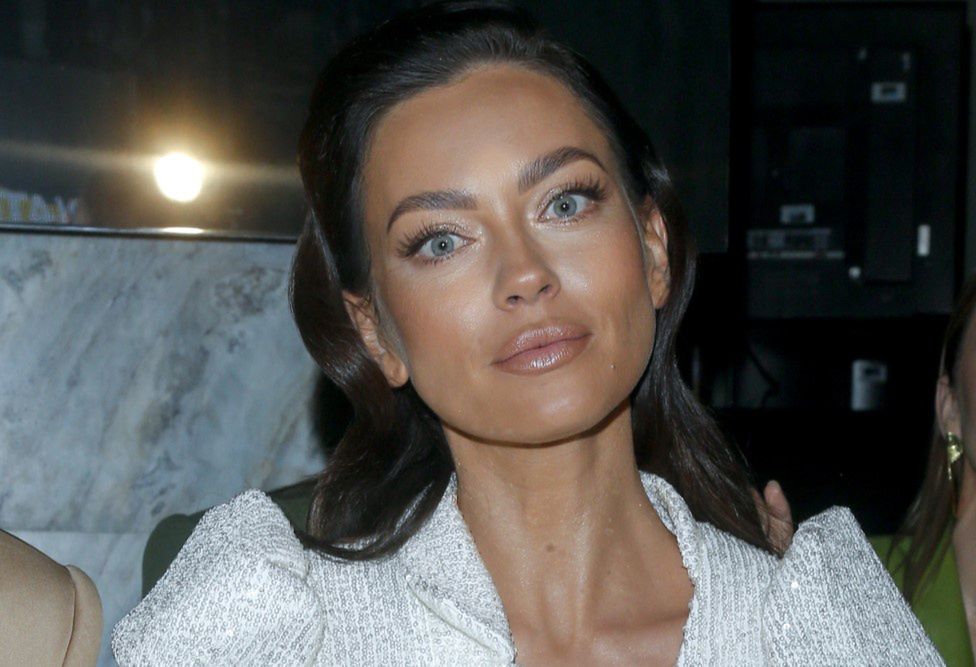 Przechadzała się w "powycinanej" sukience. Góra przypomina bikini