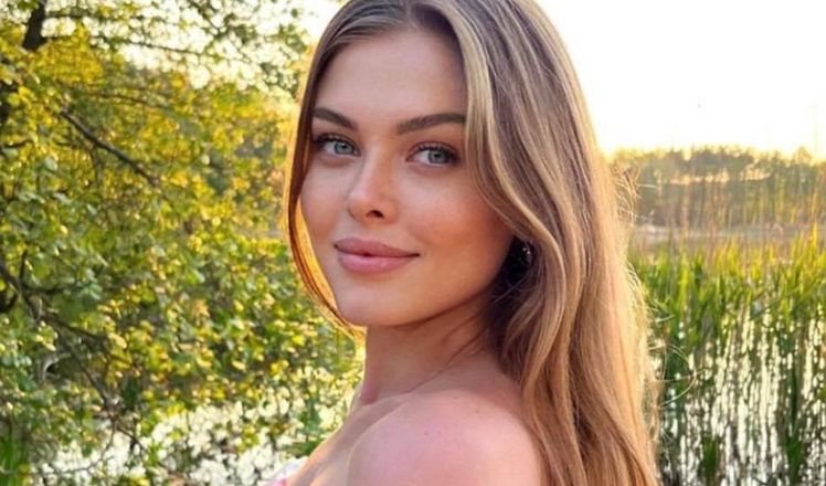 Joanna Opozda eksponuje nogi do nieba, pozując z Vincetem na plaży