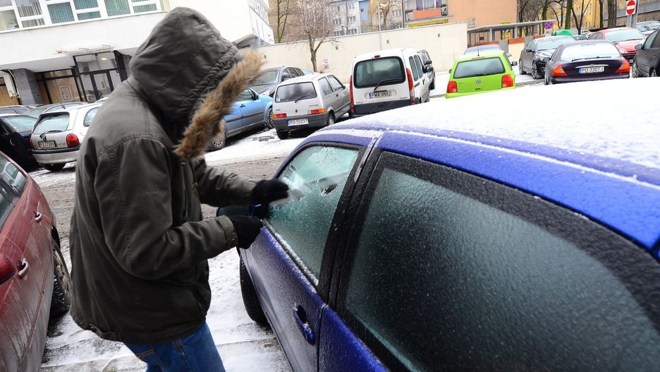 Czym najlepiej odmrozić zamarznięte szyby w aucie?