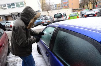 Tak w szybki sposób odmrozisz szyby w aucie jesienią i zimą