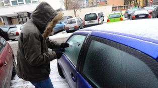 Tak w szybki sposób odmrozisz szyby w aucie jesienią i zimą