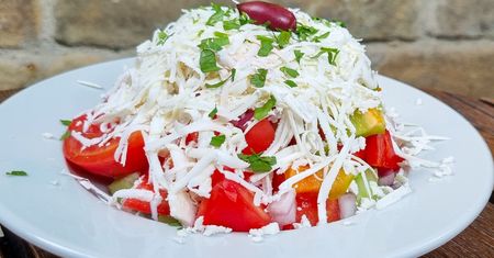 Nie grecka i nie gyros. Sąsiadka przyniosła na grilla inną sałatkę z serem i zrobiła furorę