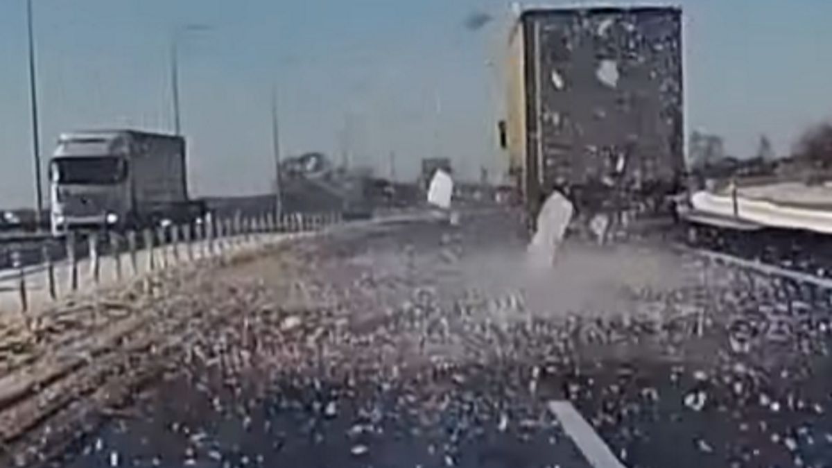 Lód spadł z naczepy