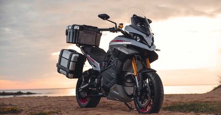 Energica Experia debiutuje jako elektryczny turystyk z przyzwoitym zasięgiem