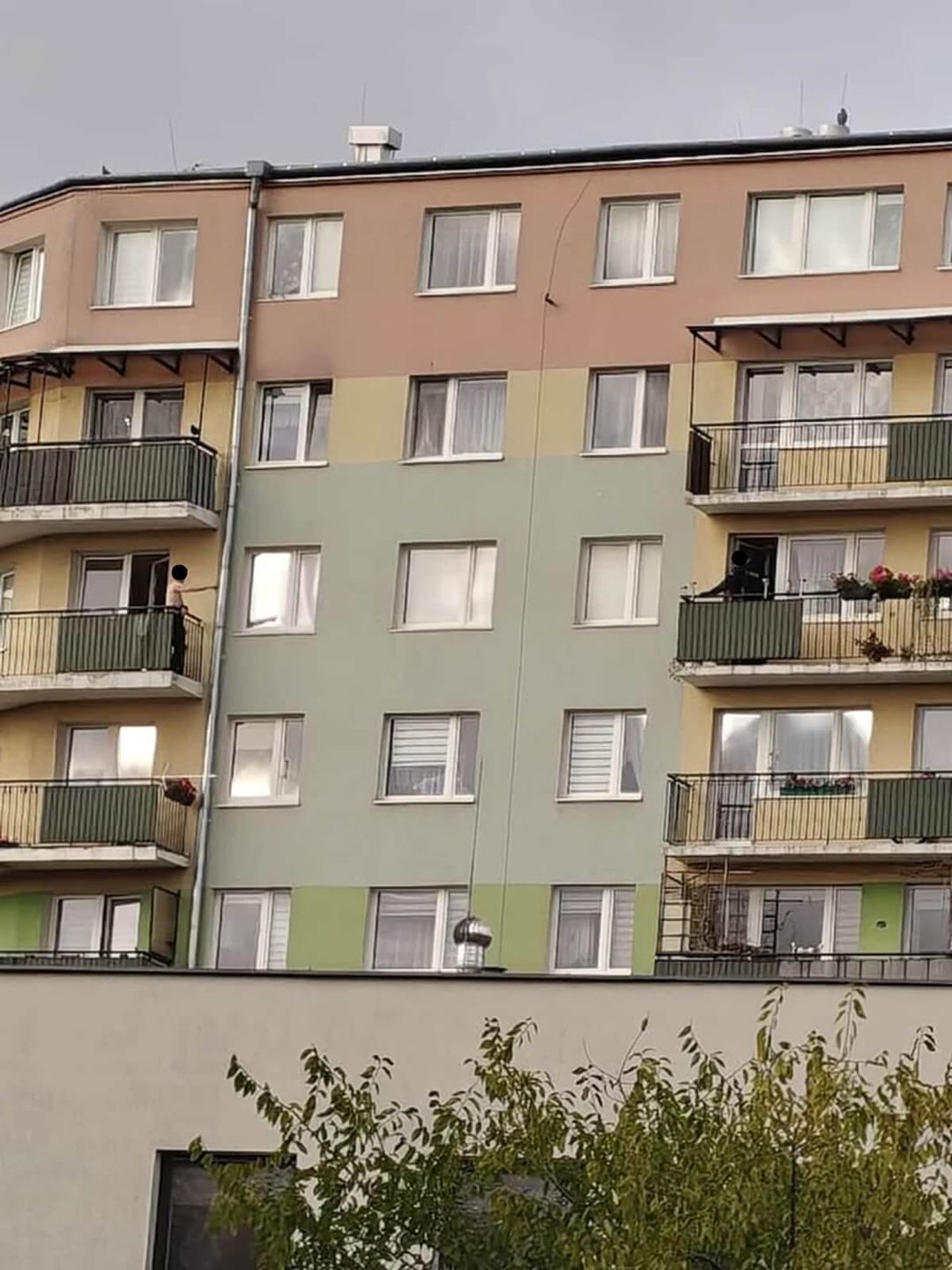 Policjant prowadzący negocjacje z mężczyzną