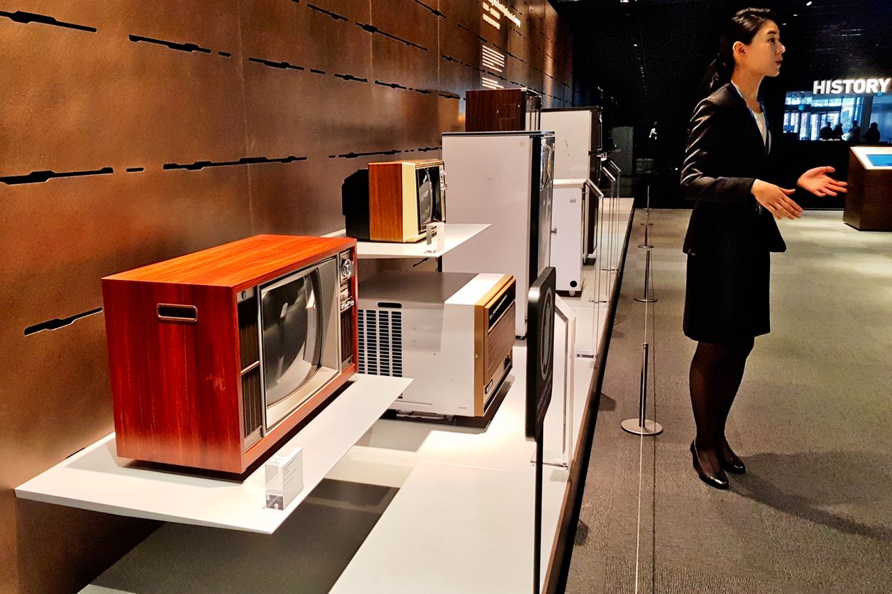 Po lewej pierwszy czarno-biały telewizor Samsunga z 1972 roku