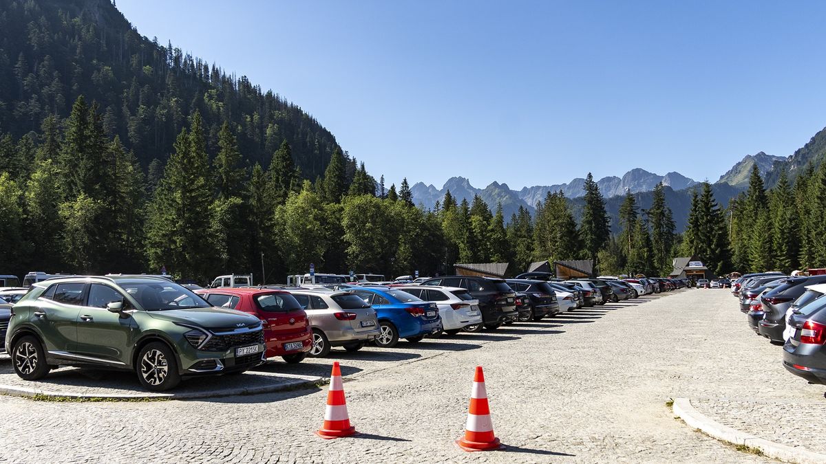 Zapełniony parking na Palenicy Białczańskiej