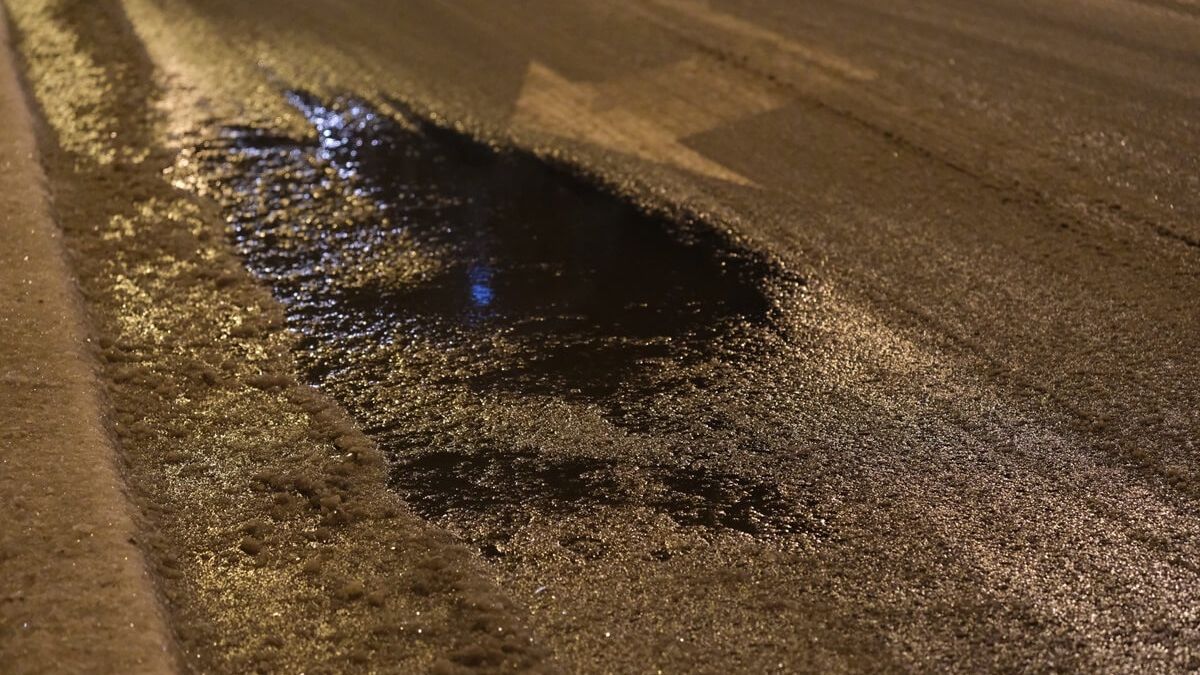 Zamarznięta nawierzchnia jezdni, gołoledź