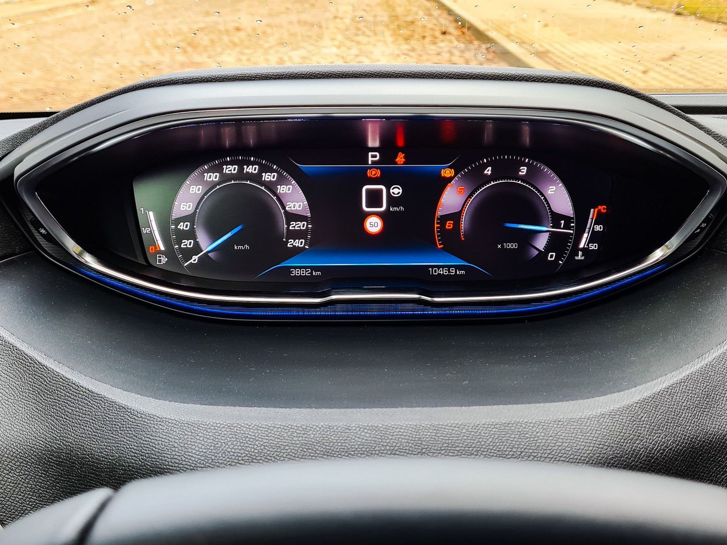 Ceny używanych Peugeotów 3008 II są bardzo zróżnicowane. Egzemplarze z początku produkcji (2016-2017) z silnikiem 1.2 PureTech lub 1.6 BlueHDi i przebiegami rzędu 150 000-200 000 km można znaleźć od około 55 000 - 65 000 złotych.