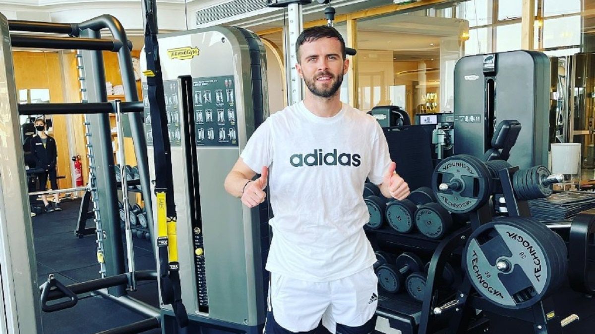 Miralem Pjanić w przerwie w treningu w siłowni