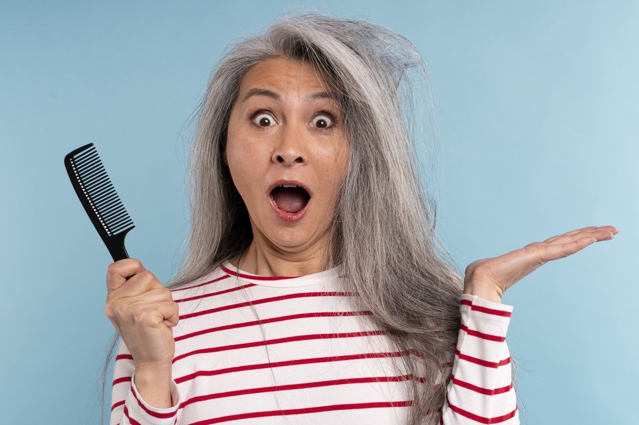 Chcesz zapobiec przedwczesnemu siwieniu włosów? Sięgnij po te produkty