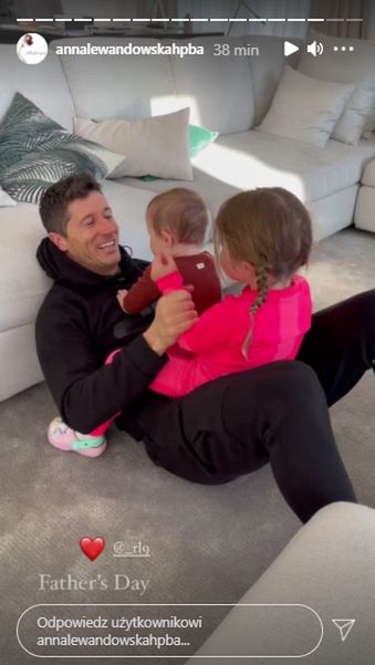 Robert Lewandowski bawi się z dziećmi