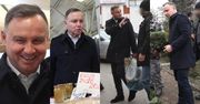 Uśmiechnięty od ucha do ucha Andrzej Duda BUSZUJE po krakowskim targowisku, kupując świąteczne akcesoria (ZDJĘCIA)