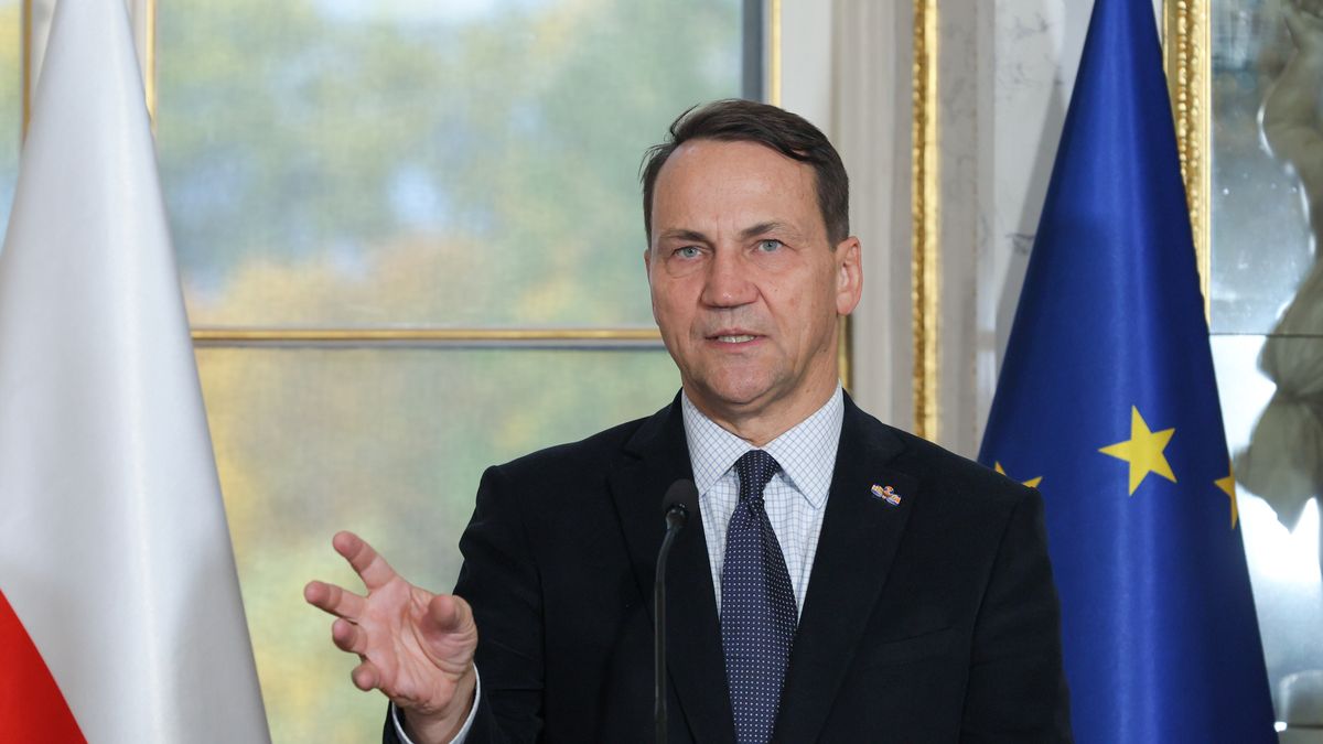 Warszawa, 13.10.2025. Wicepremier, minister spraw zagranicznych Radosław Sikorski podczas konferencji prasowej w stołecznych Łazienkach Królewskich, 13 bm. po inauguracji 34. edycji Konferencji Utrechckiej. (sko) PAP/Paweł Supernak