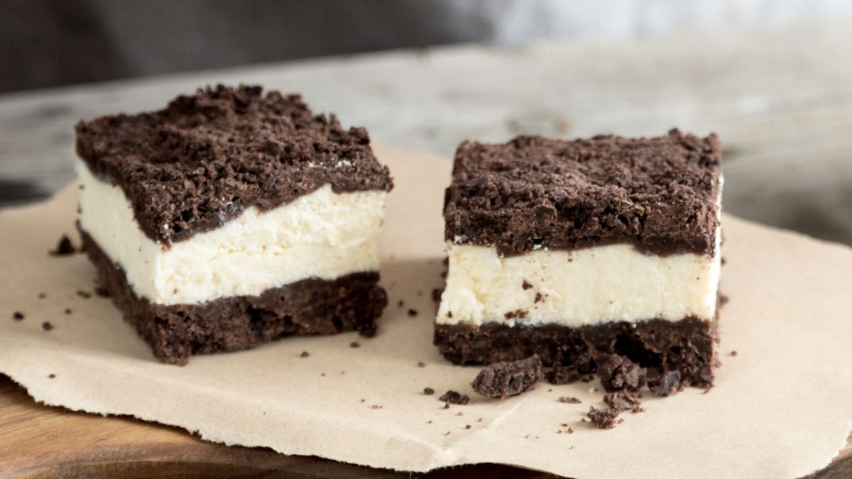 Sernik królewski ma czekoladowy spód i kruszonkę