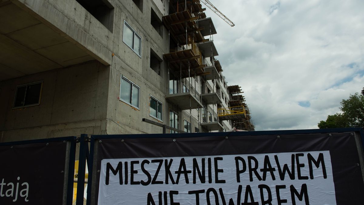 Lodz 14.05.2022  Budowa w centrum Lodzi. n/z haslo Mieszkanie prawem nie towarem wywieszone na ogrodzeniu budowy osiedla