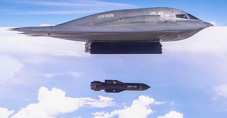 Bombowce B-2 Spirit zrzucają najcięższe bomby świata. Na Huti spadają GBU-57