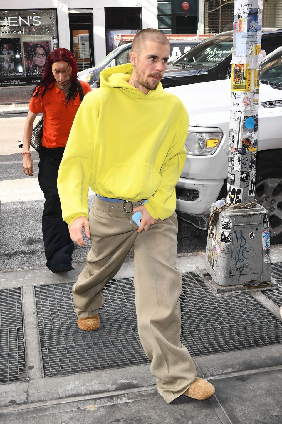 Justin Bieber steps out in New York in a bold neon hoodie
JosiahW / BACKGRID / Backgrid USA / Forum
Justin Bieber, New York, Casual Style, Neon Hoodie, Street Style, Celebrity Sighting, Neon Yellow Oversized Hoodie, Front Pocket, Wide-Leg Beige Trousers, Light Blue Belt, Silver Ring Buckle, Brown Fuzzy Slippers, Small Earrings, Light Blue Smartphone