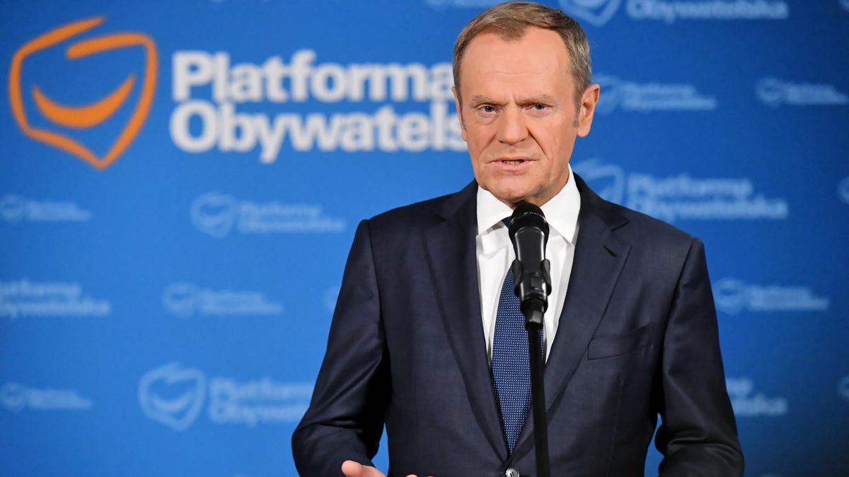 Na zdjęciu Donald Tusk na konferencji Platformy Obywatelskiej. W tle ścianka z logo partii