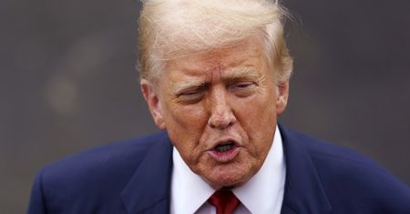 "Nagle zaczęły spadać bomby". Trump potwierdza: okręty są już bliżej