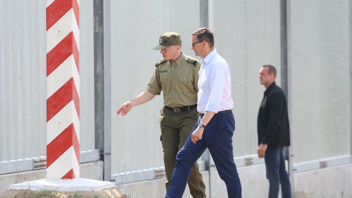 Premier Mateusz Morawiecki przy zaporze na granicy z Białorusią
