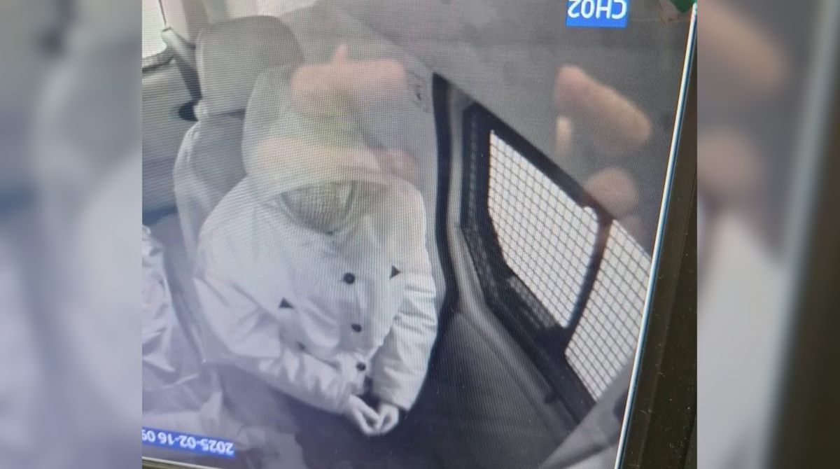 Wyziębiony i zdezorientowany nastolatek spacerował po torach.