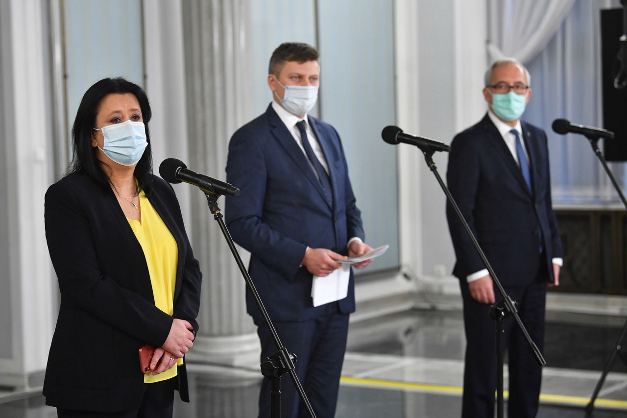 Szczepionka na COVID. Konferencja prasowa KP PiS. Od lewej: Anita Czerwińska, Marcin Warchoł, Kazimierz Smoliński